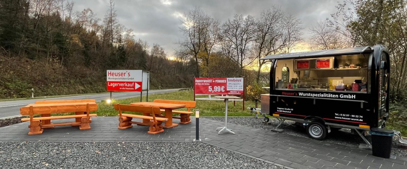Bild eines Imbiss mit Sitzgelegenheiten