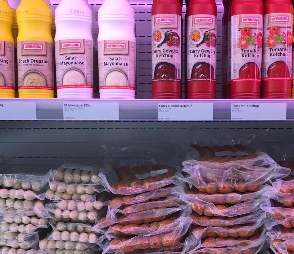 Verpackte Bartwurst und Karakauer in durchsichtigen Beuteln im Kühlschrank.